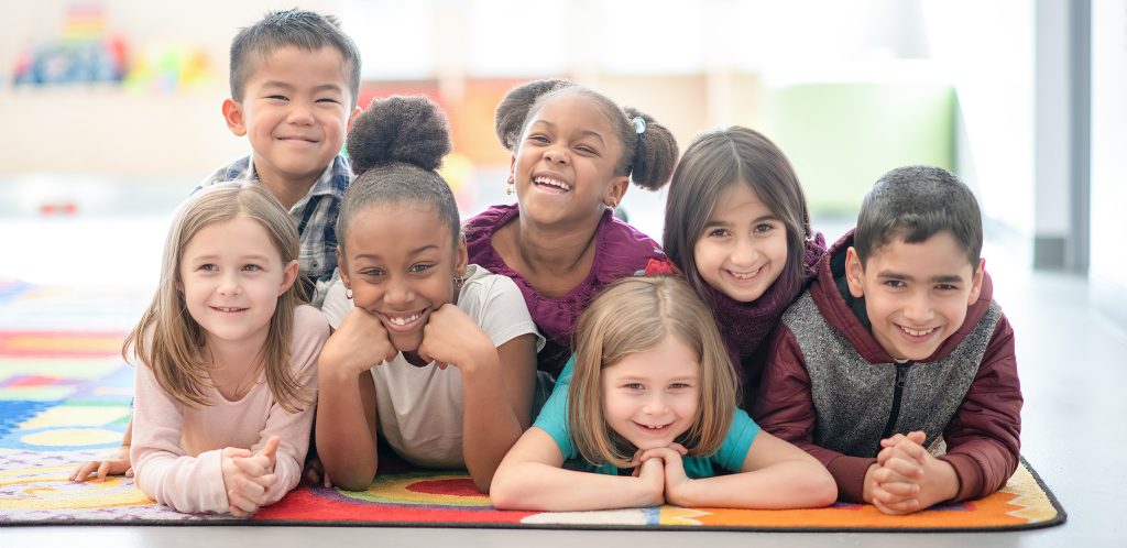 fröhliche Kindergruppe verschiedener Herkunft